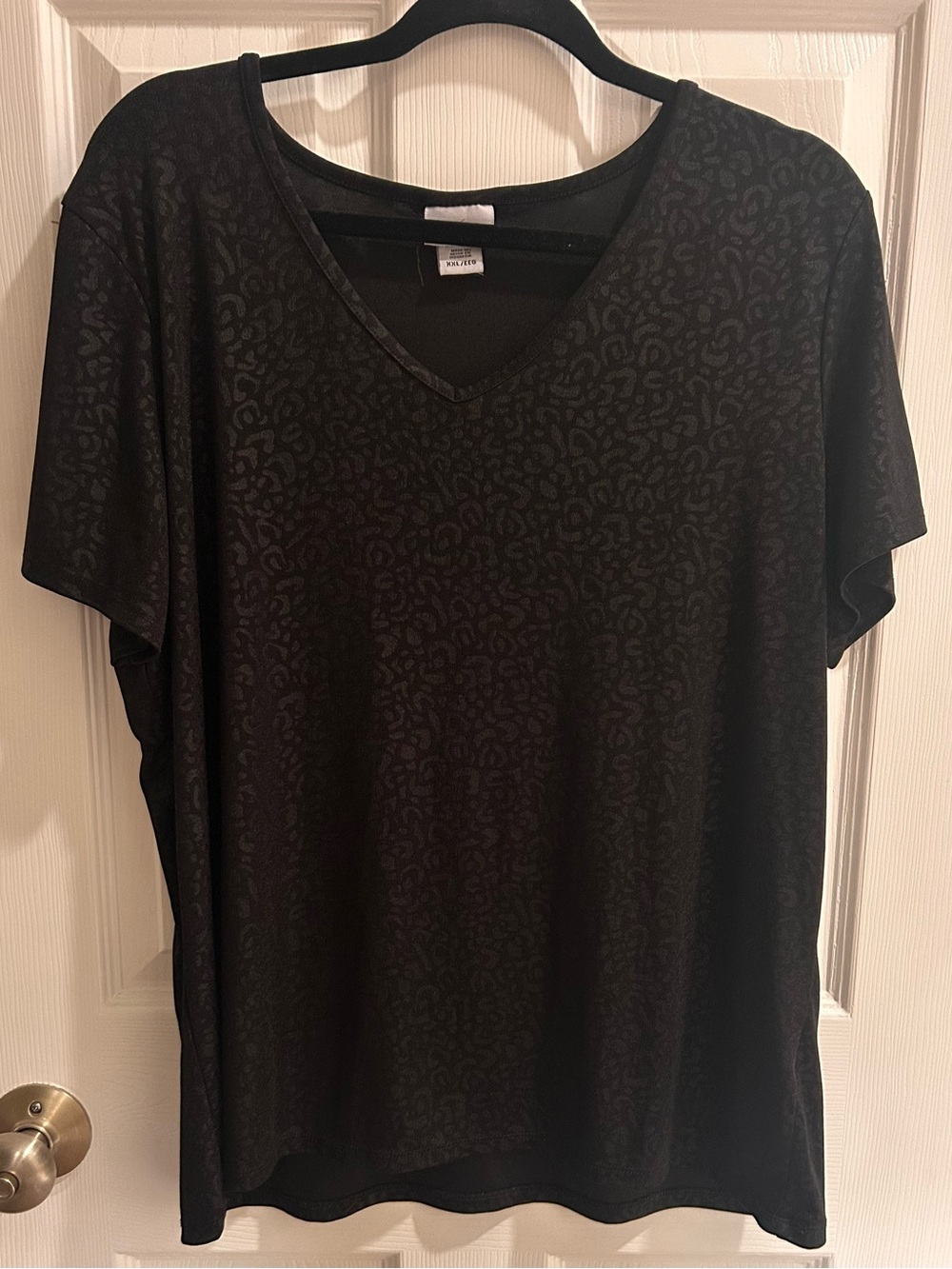 Black V-Neck Men’s Shirt with Subtle Leopard Pattern b  mm